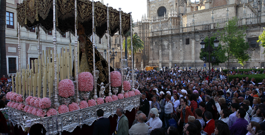 La pasión y la emoción vuelven  en Semana Santa a Sevilla